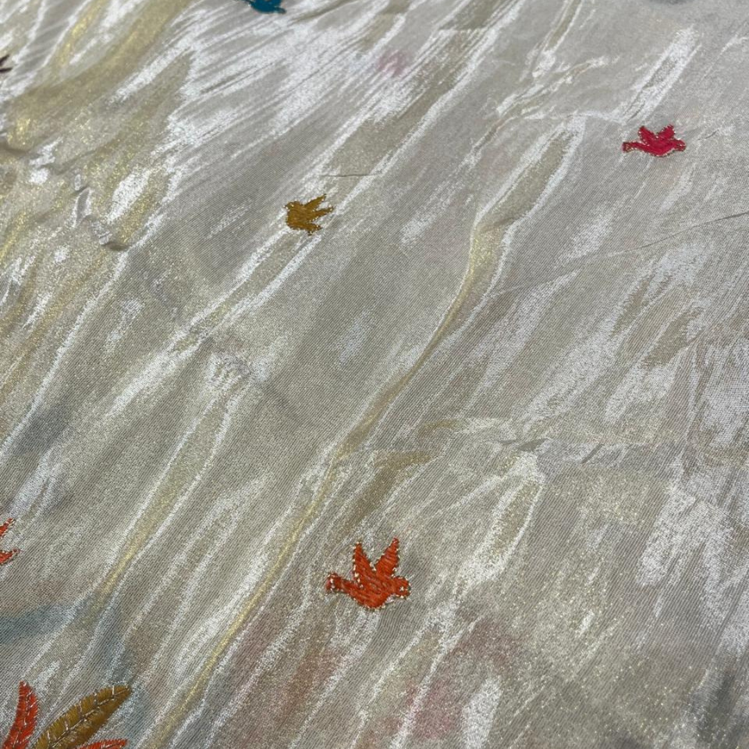 Tissue with multi-colour sequence (birds pattern)